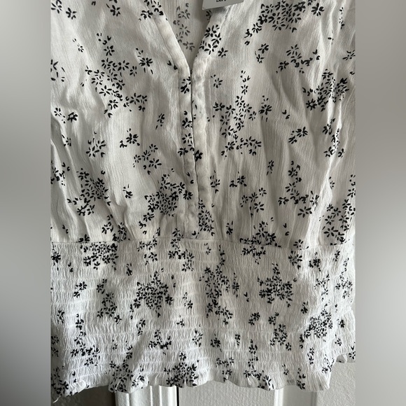 🆕Abercrombie + Fitch Smocked Floral Peasant Blouse Shirt | size: S | White/Blue - Picture 4 of 5